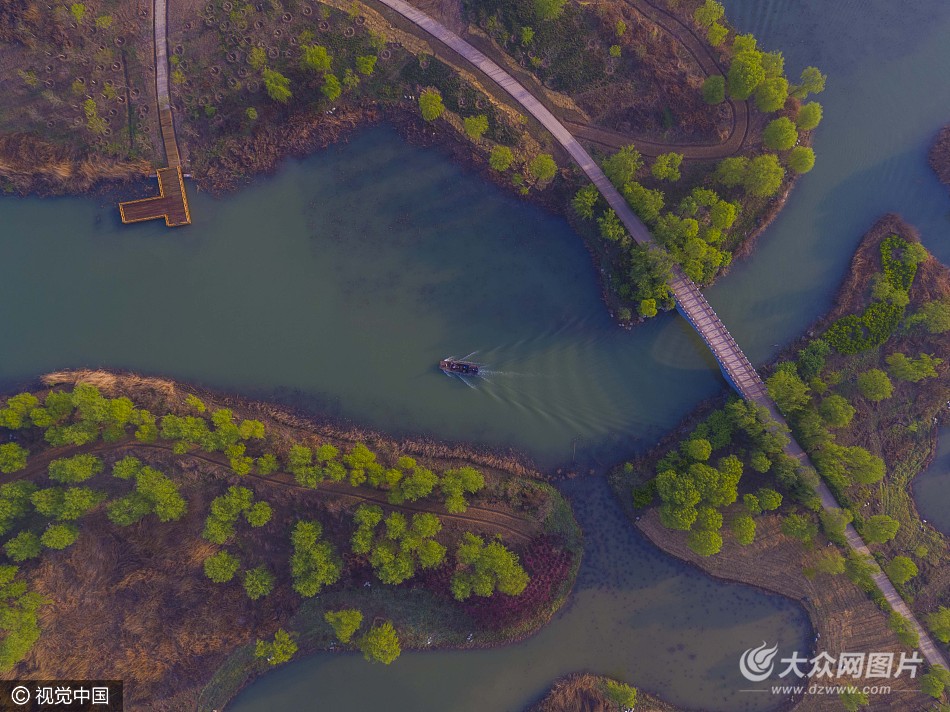 航拍济南西部湖水