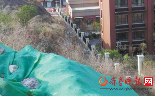 济南凤凰路小学三层楼高的渣土清了 济南凤凰路小学三层楼高的渣土清了