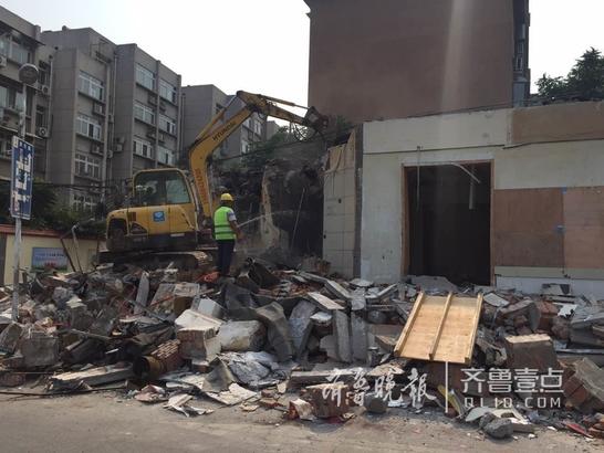 近黑虎泉边违建