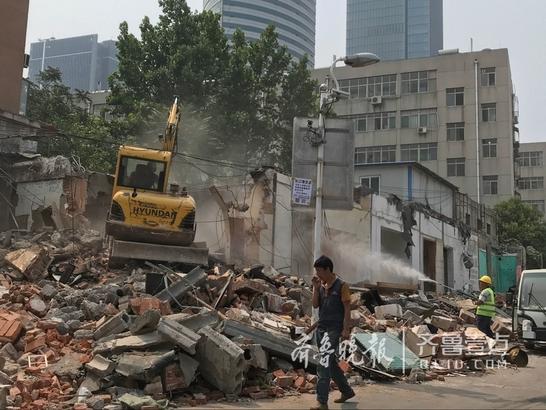 近黑虎泉边违建