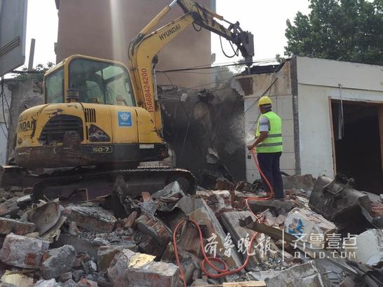 近黑虎泉边违建