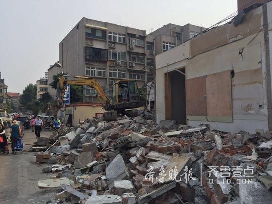 近黑虎泉边违建