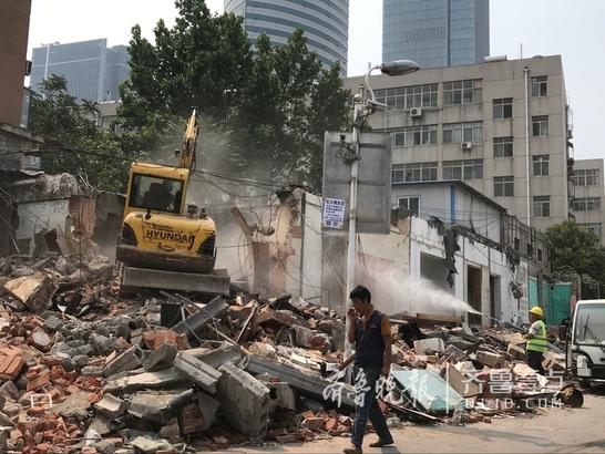 近黑虎泉边违建