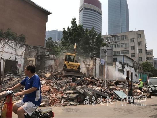 近黑虎泉边违建