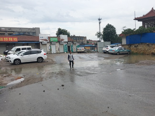 世贸原山首府道路积水