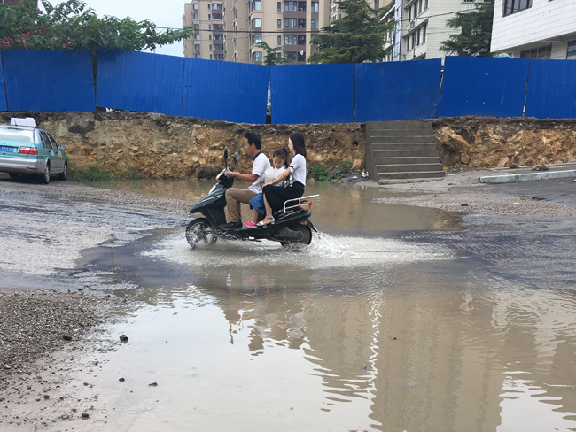 世贸原山首府道路积水