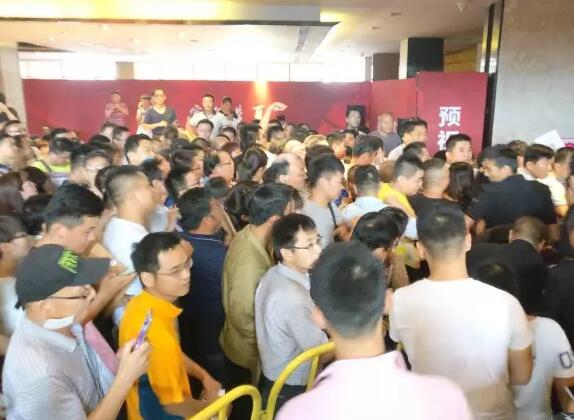 业主聚集,开发商变卦 业主聚集,开发商变卦