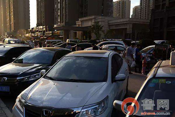 济南一小区地下车库遭清场 上千辆私家车“夜宿”街头