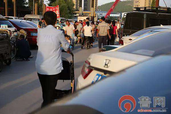 济南一小区地下车库遭清场 上千辆私家车“夜宿”街头