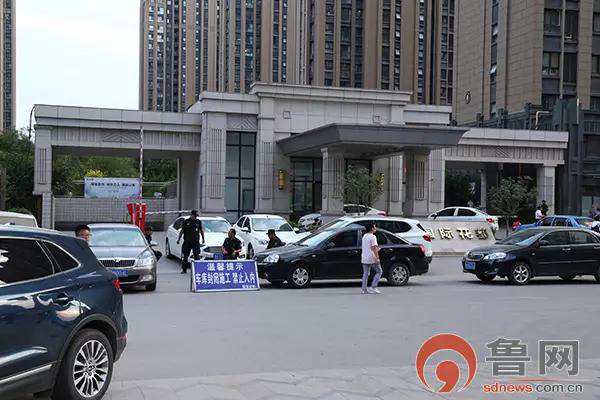 济南一小区地下车库遭清场 上千辆私家车“夜宿”街头