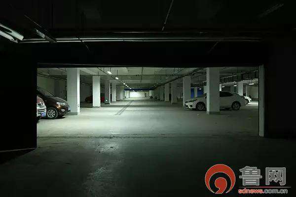 济南一小区地下车库遭清场 上千辆私家车“夜宿”街头