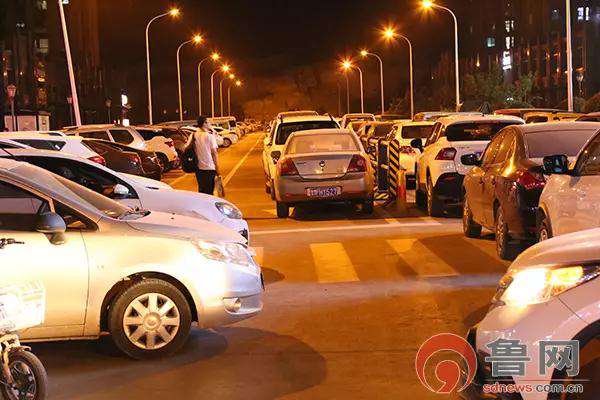 济南一小区地下车库遭清场 上千辆私家车“夜宿”街头 济南一小区地下车库遭清场 上千辆私家车“夜宿”街头