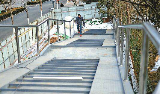 泉城公园北门新过街天桥