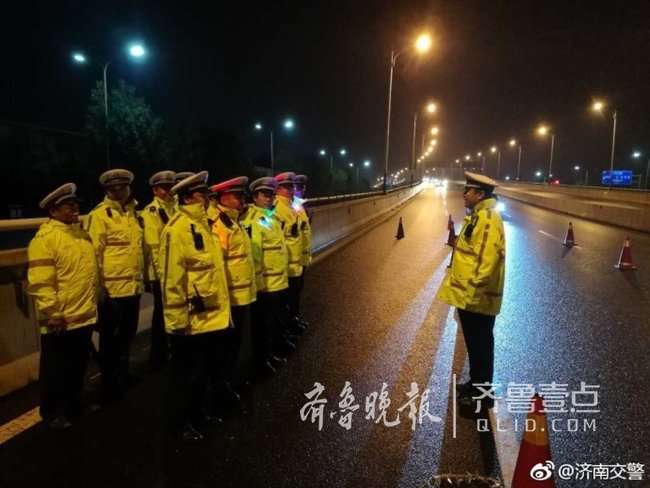 济南交警严查酒驾